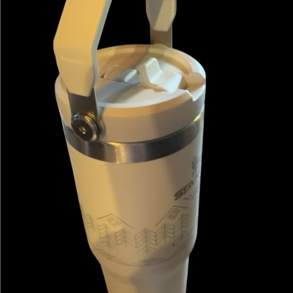 NIB Collectible Stanley 30 ounces flip straw with handle “Winterscape” design - Picture 5 of 11